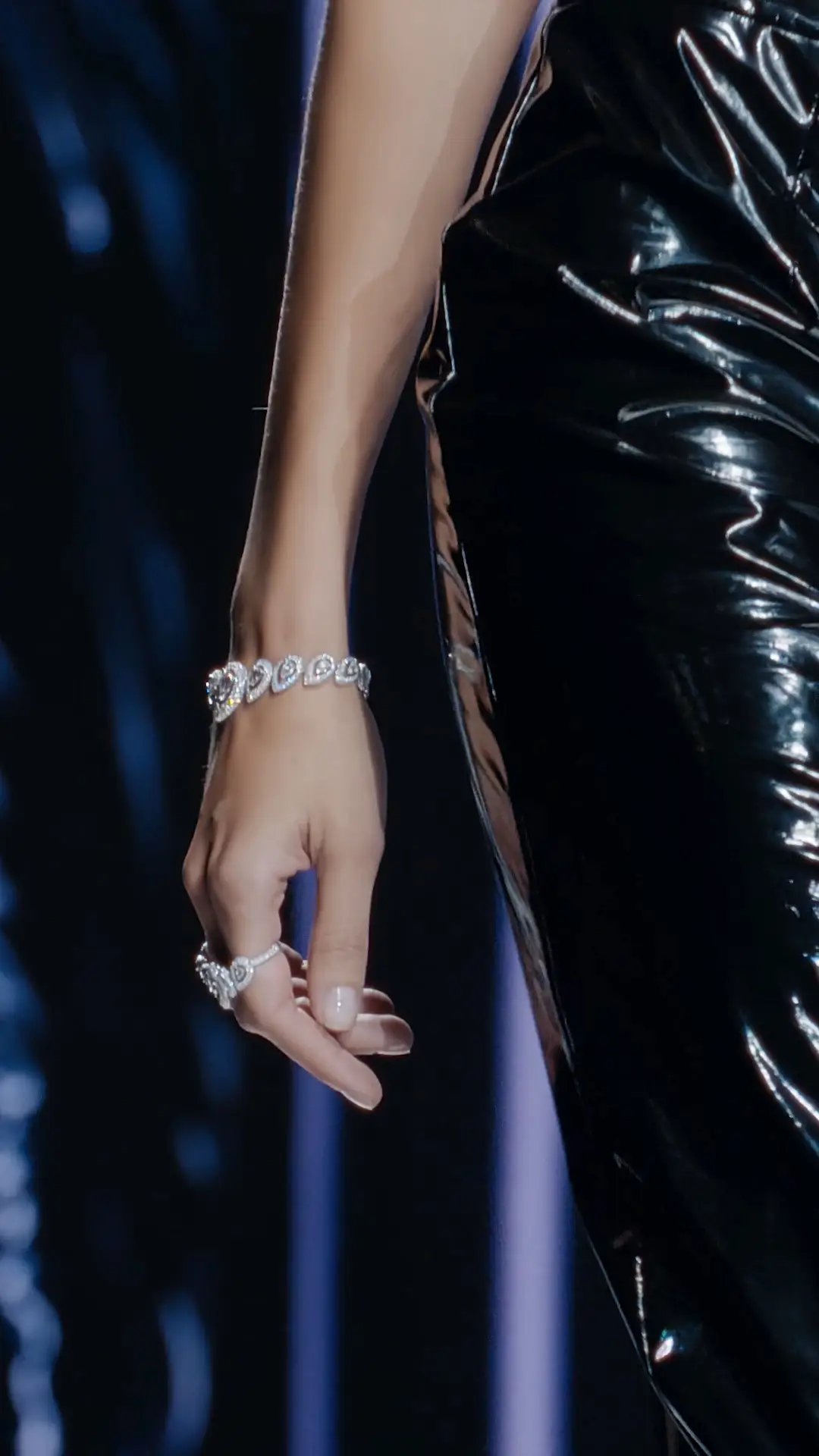 Creations worn on the hand and wrist