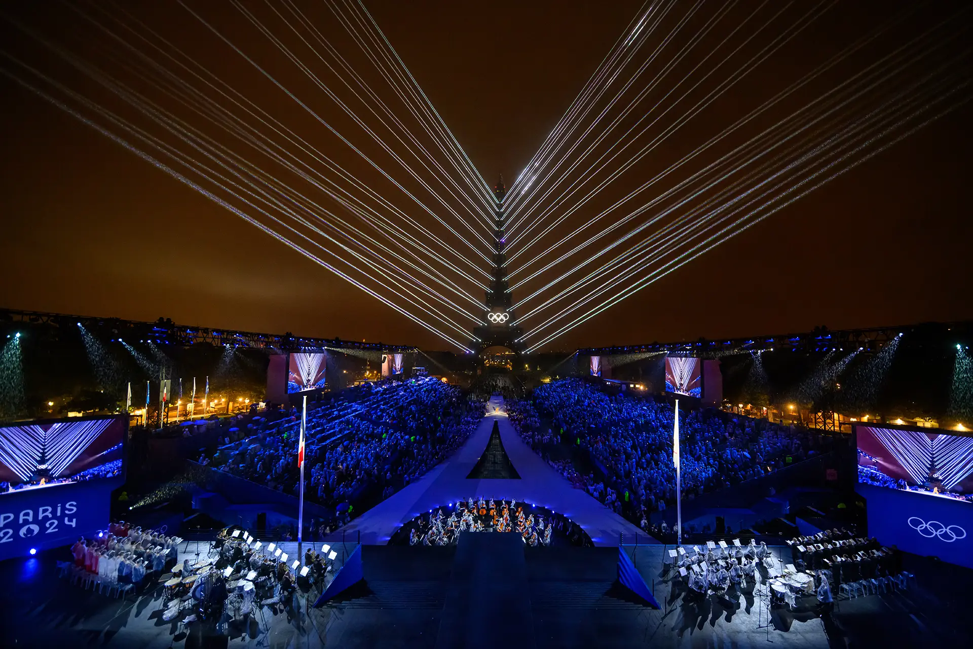 Ceremony finale, light around the Eiffel Tower, wearing the Olympic rings