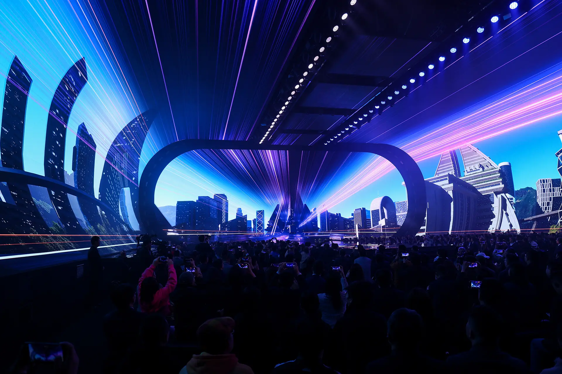 City skyline - Photo of the immersive stage design imagined for Audi