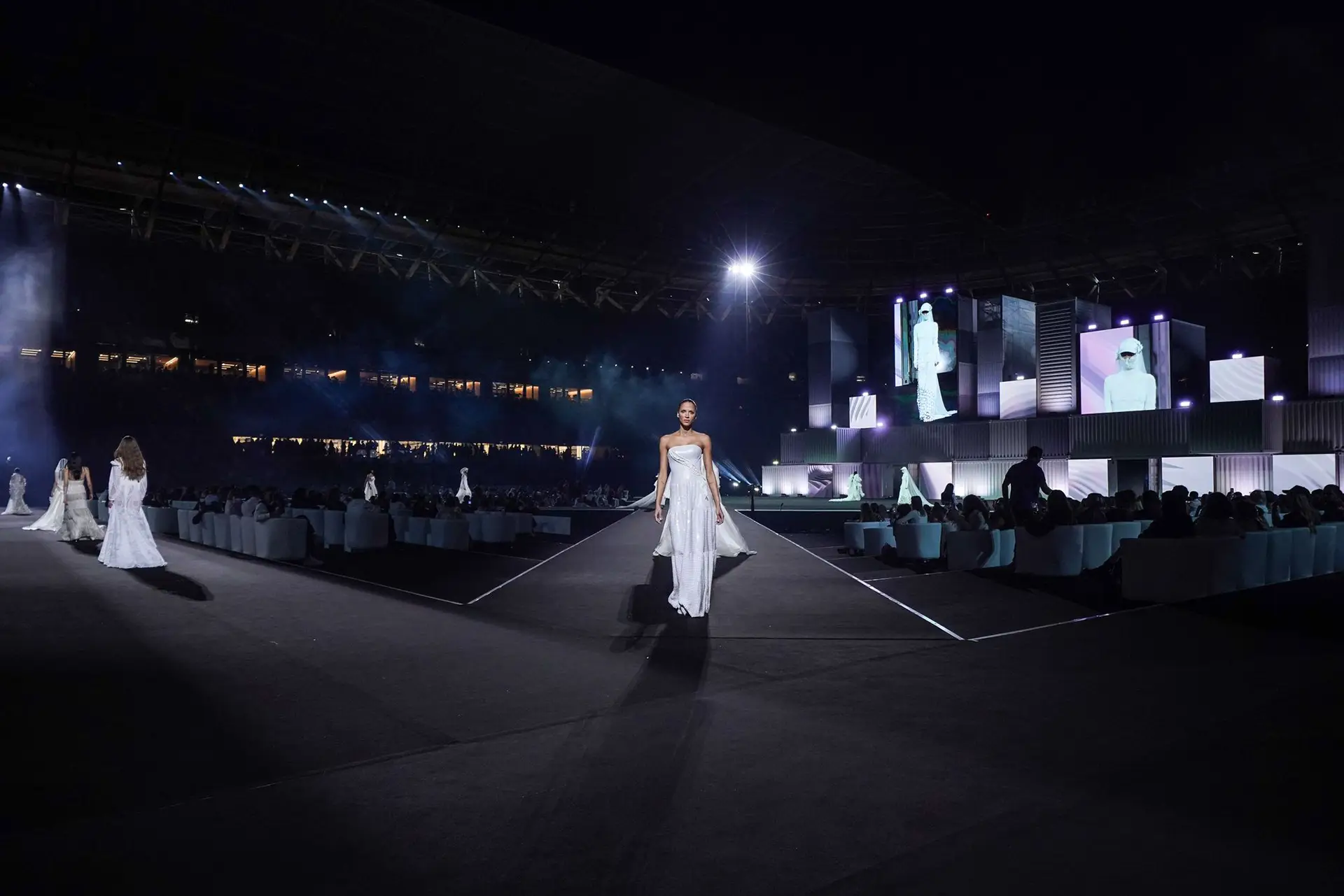 Runway walk by a model for Fashion United