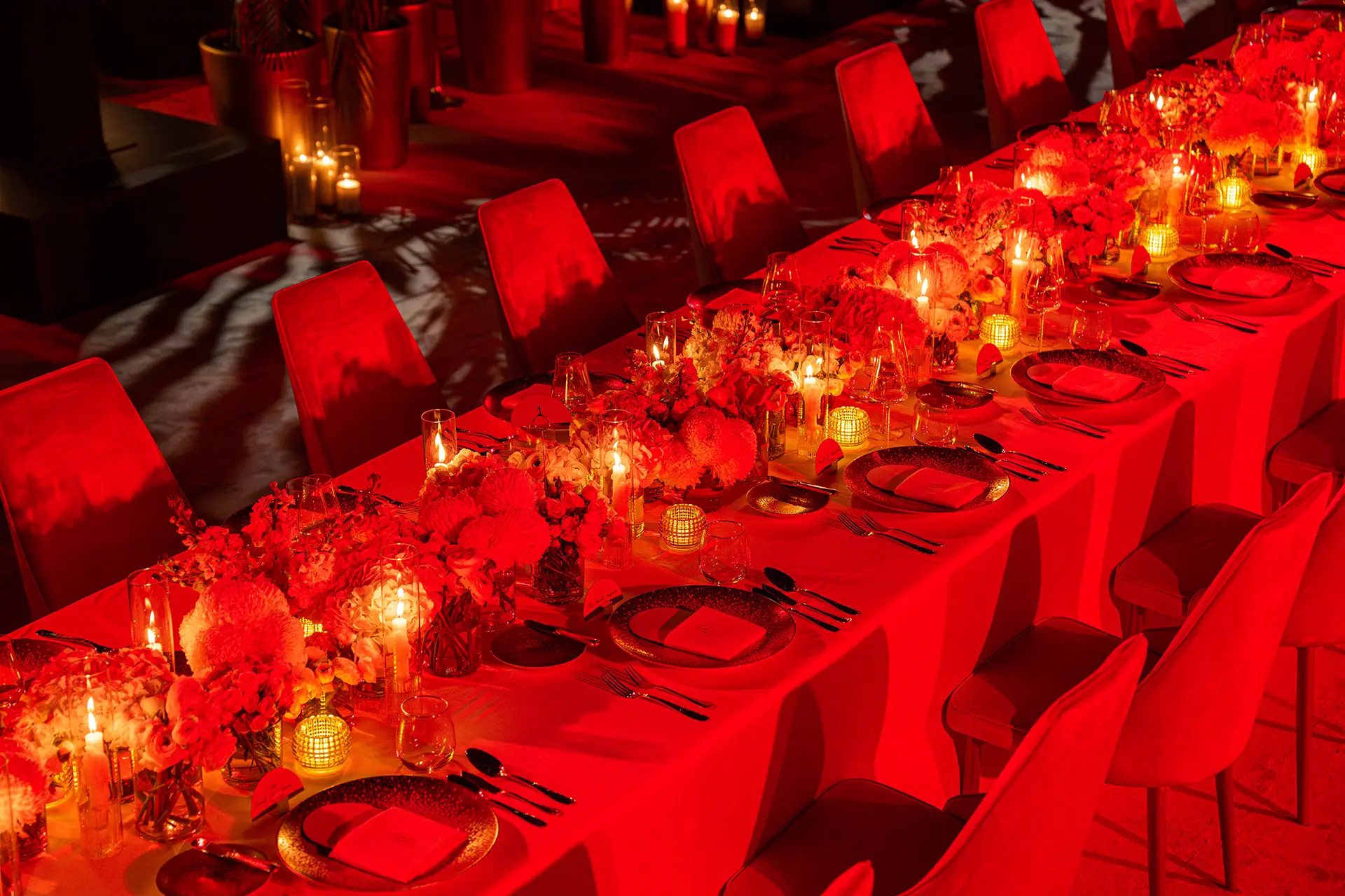 Cartier dinner table, art de la table, red tableware, candlelight