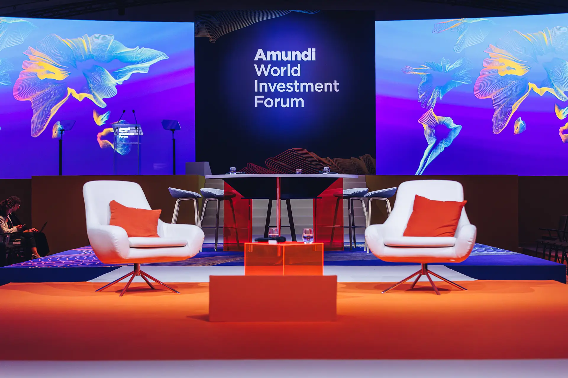 Close-up of the immersive stage designed by Auditoire, to get the forum speakers and their conversations at the heart of the audience