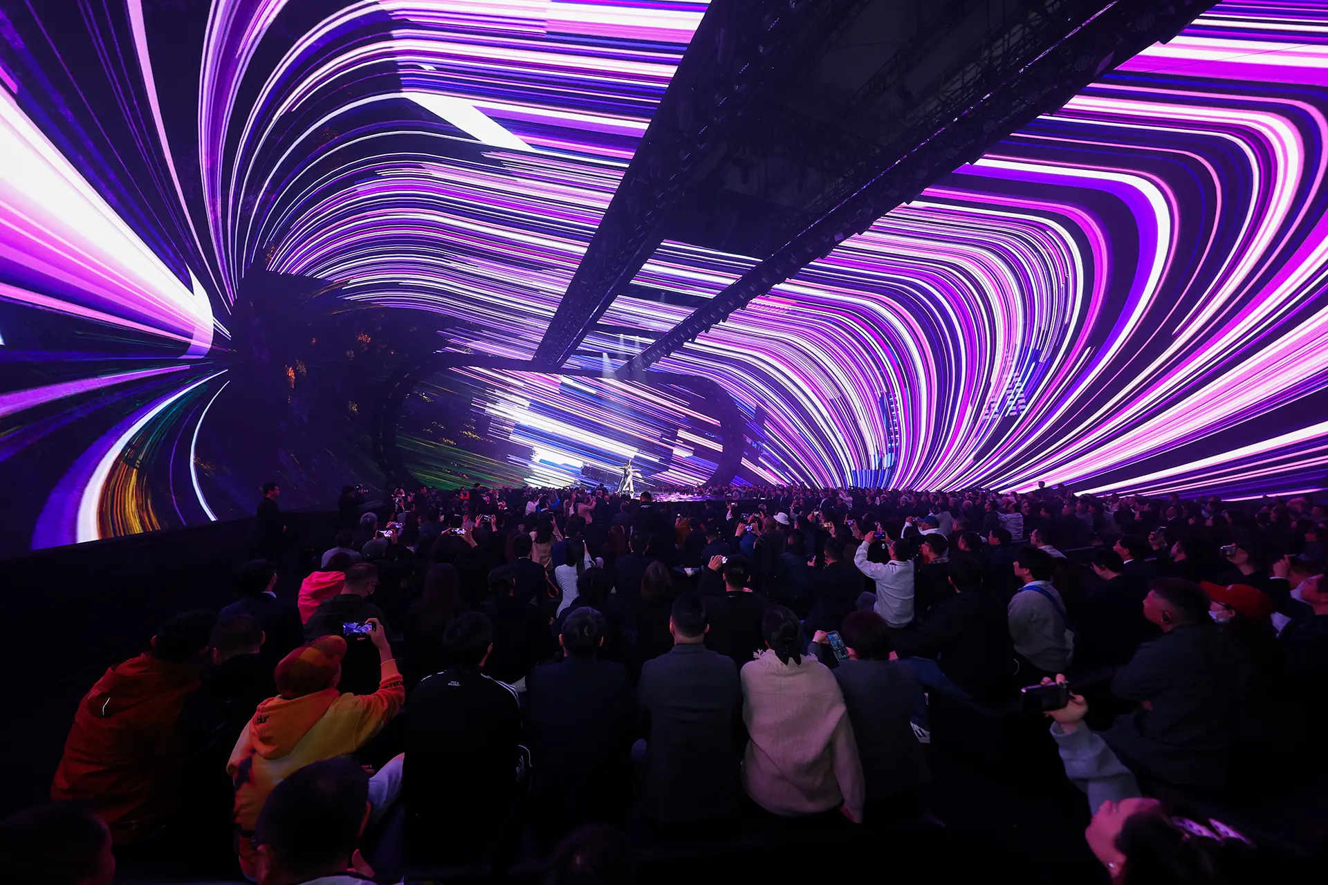 Hypnotic kinetic effect - Photo of the immersive stage design imagined for Audi