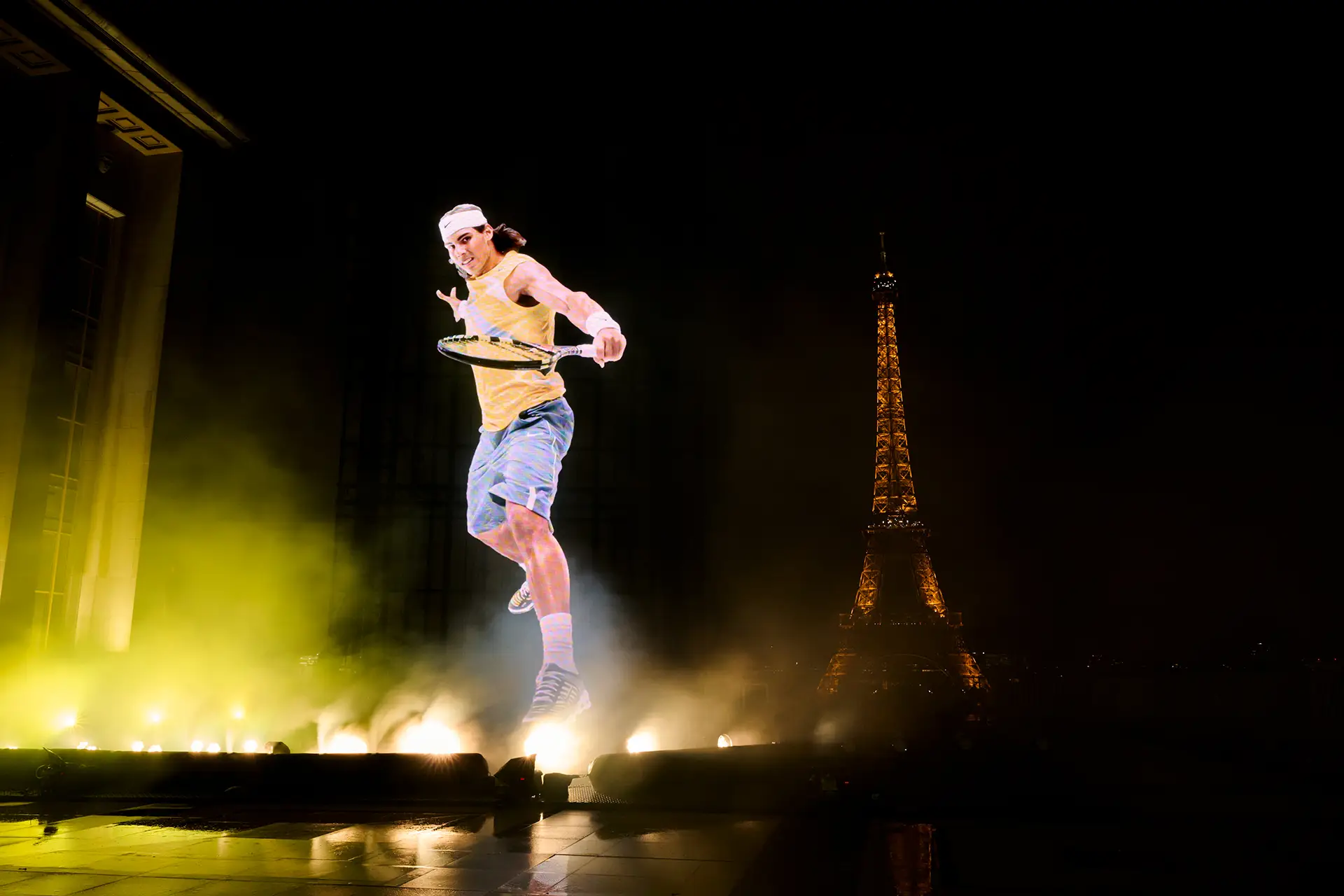 Other variation of the giant holographic presentation of Rafa wearing Nike attire, playing tennis