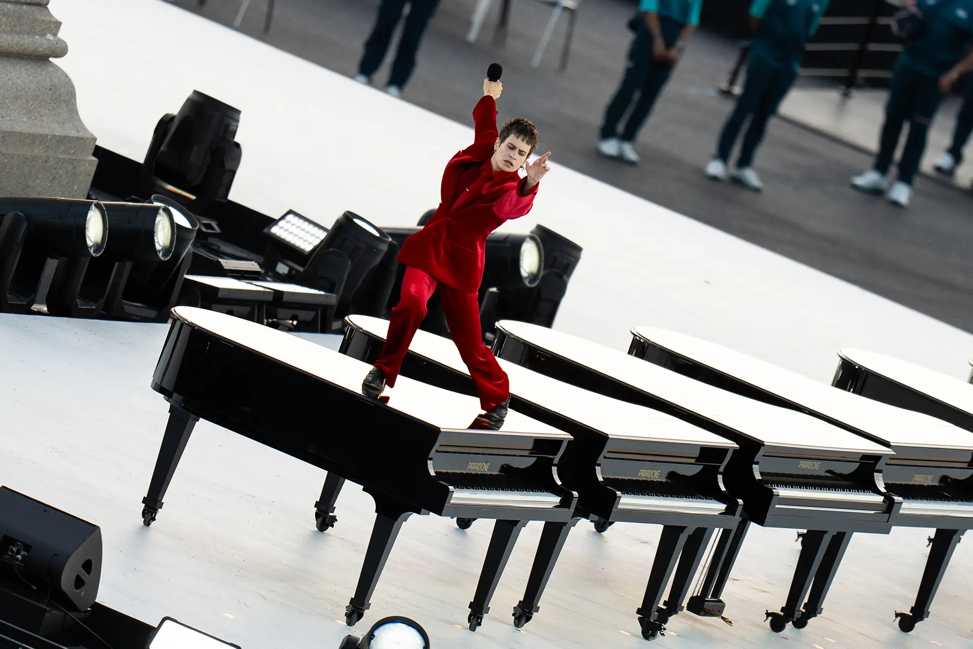 French singer dancing on the pianos on the main stage