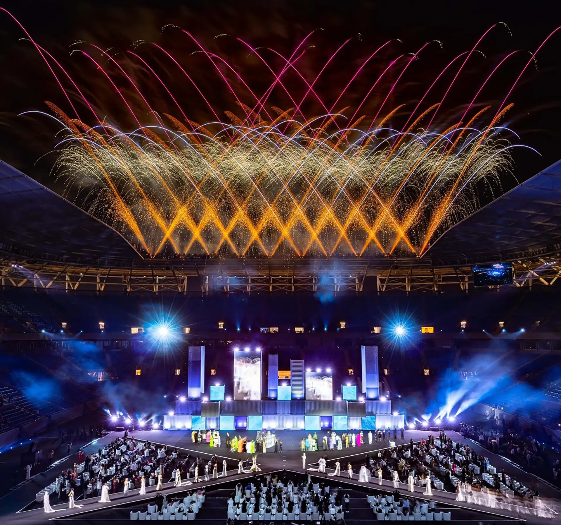 Big fireworks aboce the stadium, we can see all the models posing on the runway