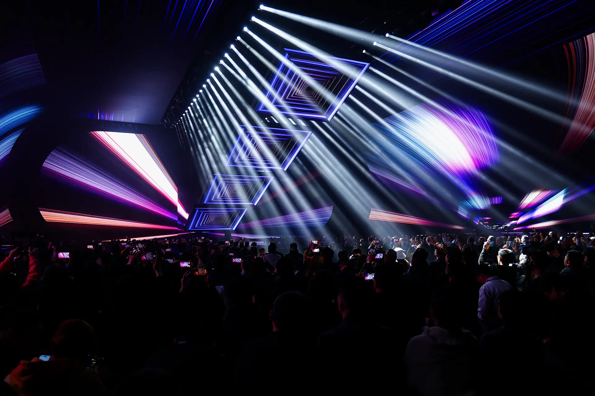 Light effect and kinetic roof - Photo of the immersive stage design imagined for Audi