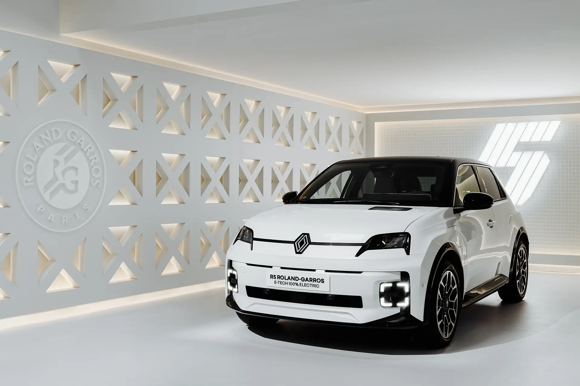 Another angle from the R5 E-Tech 100% Electric, Roland Garros edition and the space designed to present it