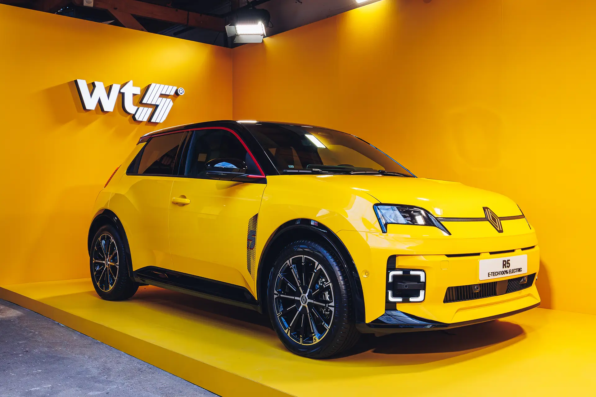 Yellow Renault 5 E-Tech 100% Electric, the star of MAISON5